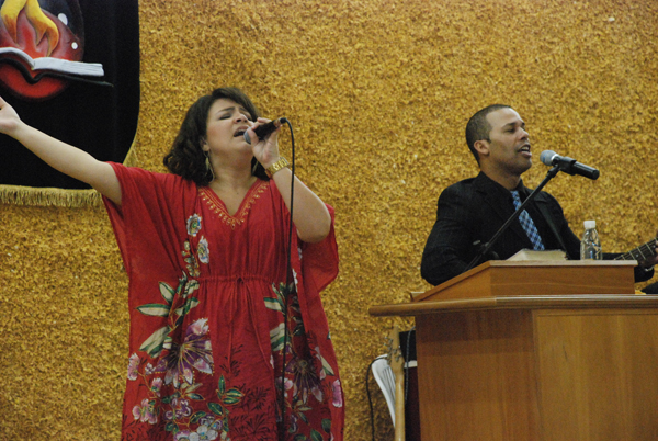 Marquinhos Menezes e Lilian (Grupo Voices)